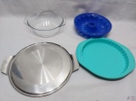 Lote composto de travessa em vidro temperado, bandeja redonda em aço inox e 2 formas em silicone. Medindo a travessa 23cm de diâmetro x 7cm de altura.