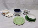 Lote diverso, composto de 3 canecas de consume, bowl, etc, em porcelana. Medindo o bowl verde 12cm de diâmetro x3cm de altura.