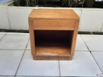 Mesa de cabeceira com 1 gaveta em madeira, com um dos cantos do tampo cortado para passagem de fios. Medindo 51cm x 40cm o tampo x 63cm de altura.