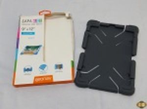 Película universal para Tablet em silicone preto. Para aparelhos de 9" à 12".