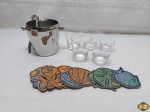 Lote composto de balde de gelo com pinça, 5 copos de suco em vidro, 12 porta copos, etc. Medindo o balde 12cm de diâmetro x 12,5cm de altura.