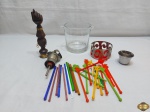 Lote composto de balde de gelo em vidro, saca rolha na forma de figa, 10 mexedores em vidro colorido, etc, Medindo o balde 13cm de diâmetro x 12cm de altura.