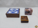 Lote de 3 caixas decorativas em madeira, sendo a maior com azulejo na tampa, medindo 18cm x 17cm x 6cm de altura.