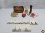 Lote composto de 6 descansos de copo, garfos de petisco, porta guardanapo, etc. Medindo suporte para pote de sorvete em madeira 22cm x 15,5cm x 10cm de altura.