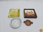 Lote de 4 cinzeiros, sendo 2 em vidro, 1 em cobre e 1 em madeira com azulejo no fundo. Medindo o maior em madeira 13cm x 13cm x 2,5cm de altura.