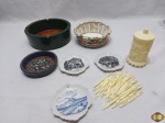 Lote composto de cinzeiro, 2 petisqueiras em porcelana, garfos de petisco em resina, etc. Medindo o cinzeiro em cerâmica verde 19cm de diâmetro x 6cm de altura.
