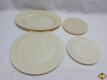 Lote c 4 peças composto de travessa oval rasa, prato de servir bolo e 2 pratos de bolo em vidro Colorex. Medindo o prato de servir 31cm de diâmetro.