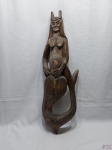 Escultura em madeira de jacarandá maciça, na forma de sereia, sendo provavelmente a deusa Suvannamaccha. Medindo 74cm de altura.