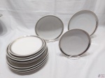 Jogo de 12 pratos em porcelana Mauá friso prata. Composto de 4 rasos, 4 fundos e 4 de sobremesa.