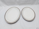 Jogo de 2 travessas ovais rasa em porcelana Mauá, friso prata. Medindo a maior 36cm x 25cm.