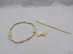 Lote composto de colar, brincos e palito para cabelo em osso. Medindo o colar 45cm de comprimento.