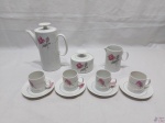 Jogo de servir café com 7 peças em porcelana Renner floral com friso ouro. Composto de bule, leiteira, açucareiro e 4 xícaras com pires.