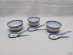 Jogo de 3 bowls com colher em porcelana oriental com barra azul.