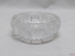 Cinzeiro redondo em cristal ricamente lapidado. Medindo 12cm de diâmetro x 5cm de altura.