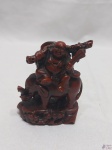 Enfeite na forma de Buda com elefante em resina marrom. Medindo 10cm de altura.
