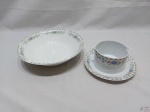 Jogo de travessa redonda funda e molheira em porcelana Renner Medaillon com barra floral. Medindo a travessa 24cm de diâmetro x 6cm de altura.