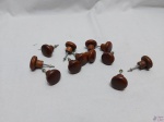 Jogo de 12 puxadoras redondos em madeira. Medindo 3,5cm de diâmetro.