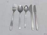 Lote de 5 talheres diversos em aço inox com logos de cias aéreas. Medindo a faca maior 18cm de comprimento.