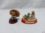Lote de 2 enfeites na forma de crianças em resina. Medindo o maior 9cm de altura.