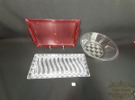 Lote 3 Peças em Acrilico diversas. sendo 1 saladeira , 1 Travessa e 1 bandeja. Medida:Saladeira 7,5 cm x 25 cm bandeja alça quebrada  18 cm x 28 cm  e travessa 15 cm x 33,5
