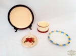 Lote  de Cozinha 4 Peças sendo 1 Prato Raso, 1 Prato Sobremesa, 1 Petisqueira e 1 Pote em Cerâmica. 1 Apresenta Pequeno Bicado. Medida Raso 25 cm diâmetro, sobremesa 19 cm diâmetro , 1 Pote Weiss 12 cm x 7,5 cm altura e petisqueira 13 cm diâmetro.