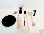 Lote de Cozinha 11 Peças Diversas sendo 1 Pegador Silicone 19,5 cm; 1 garfo salada 28 cm; 1 abridor 12 cm; 1 argola guardanapo 3,5x 3,5 cm; 1 moedor 14 cm; 1 faca Carne 25 cm; 1 faca legumes 16 cm ; 1 colher de pau; 1 garfo mesa; 1 pá ;1 medidor.
