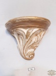 Peanha Suporte de Parede para Imagens em Gesso com Policromia Dourada . Medida 16 cm altura x 18,5 cm comprimento