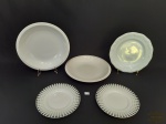 Lote 5 Pratos em Porcelana Diversas. Medida: 2 Fundos 21,5 cm diametro; 1 sobremesa 19,5 cm diametro e 2 Pires 15,5 cm diametro.