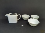 Lote 4 Peças sendo 1 Bule Chá e 3 Bowls em Porcelana Branca . Medida: 3 Bowls 11 e 12 cm diametro e Bule 9,5 cm x 9,5 cm.