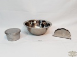 Lote 03 Peças diversas Inox sendo 1 saladeira , 1 Porta Guardanapo e 1 Açucareiro. Medida: Maior 8,5 cm altura x 24 cm diametro e menor 14 cm x 7 cm