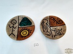 2 Pratos Decorativos em Ceramica Estilo  Peruana .. Medida: 14 cm diametro