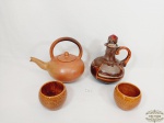 Lote 4 Peças em Ceramica sendo 1 Bule, 1  garrafa e 2  bolws. Medida:Bule 20 cm , Jarra 21 cm , cachepo 6,5 cm altura. A jarra apresenta pequno bicadó