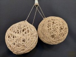 2 Esferas Pendurar Decorativo Cola e Barbante. Medida: 21 e 24 cm diametro