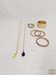 Lote 7 Bijuterias Diversas sendo 2 Colares e 5 Pulseiras   douradas forma de escravas com perolas sinteticas
