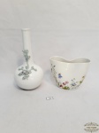 2 Vasos Floreiras em Porcelana Branca . medida: Maior Saler 11 cm altura x 14 cm e Aspic 21,5 cm altura x 2,5 cm
