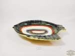 Centro de Mesa em Ceramica vitrificada Pintada a Mão. , a gosto Weiss.Apresenta pequenos bicados . Medida: 32cm x23 cm.