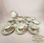 Jogo de Chá 11 Peças Porcelana Real Decorada Flores Azuis sendo 9 xicaras e 11 pires Medida: xicara 6 cm x 8,5 cm  1 apresenta avaria borda e 11 pires 14 cm diametro