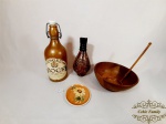 Lote Decorativo 4 Peças Diversas em Ceramica sendo 1 Garrafa , 1 jarra, 1 descansa Copo , Cumbuca e 1 concha. Medida: Garrafa 23 cm , Jarra 18,5 cm , Descansa copo 8,5 cm diametro e Cumbuca 7 cm altura x 16,5 cm diametro e concha 20 cm.