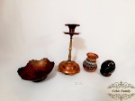 Lote 4 Peças Decorativas Diversas sendo 1 Castiçal , 1 Vaso , 1 Ovo sob peanha e 1 Petisqueira Medida: Castiçal cobre 21 cm altura , vaso 8,5 cm altura x 5 cm diametro , Petisqueira 12,5 cm diametro x 5 cm altura e ovo 7 cm altura