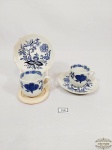 2 Xicaras de Café em Faiança Padrão Cebolinha com Pires Faiança Alemã  Meissen .Medida: Café 4,5 cm altura x 4,5 cm diametro e pires 9,5 cm.
