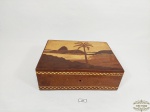 Caixa Porta Joias em Madeira Marchetada . rerpesentando Rio de janeiro  Apresenta pequena falta e dobradiça solta. Medida 25 cm x 19 cm x 8,5 cm altura