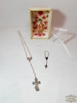 Lote Arte Sacra 4 Peças Diversas. Sendo 1  oratorio  , 1 Bloco Vidro e 2 Terços Medida:  oratorio 15,5 cm x 11 cm x8 cm e Bloco vidro 8 cm altura