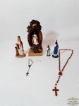 Lote de Arte Sacra 6 Peças Diversas sendo 4 Santos e 2 terços. Medida  17 cm e 6 cm