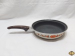 Frigideira em ágata esmaltada da Mãe Ágata. Medindo 23cm de diâmetro x 5cm de altura.
