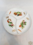 Petisqueira com 3 Divisórias Legumes em Porcelana Real . Medida 30 cm diâmetro apresenta pequeno bicado Borda