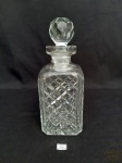 Garrafa licoreira em cristal lapidaçap losango .Medida:4,5 cm x 18 cm altura, Apresentam avarias, trincada e na borda e ao fundo