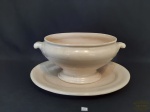 Centro de mesa com presentoir de faiança Luiz Salvador.Medida:  Centro de mesa a 26 cm x 18 cm x 16 cm altura e Presentoar 40 cm x 28 cm, Apresenta pequena avaria  no presentoir