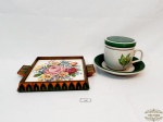 Lote 02 Peças sendo 01 Bandeja com Azulejo e 1 Caneca com Coador em Ceramica Floral. Medida: Bandeja 17 cm x 17 cm , caneca 7 cm altura x 8,5 cm diametro