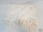 Colcha de Solteiro em Crochê com Franjas. Apresenta Pequenas Faltas conforme Foto. Medida: 150 cm x 2,30 cm.
