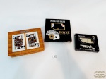 Kit Baralho sendo 1 Caixa madeira , 4 segurador de cartas e 1 Baralho. Medida: Caixa 17 x 13,5